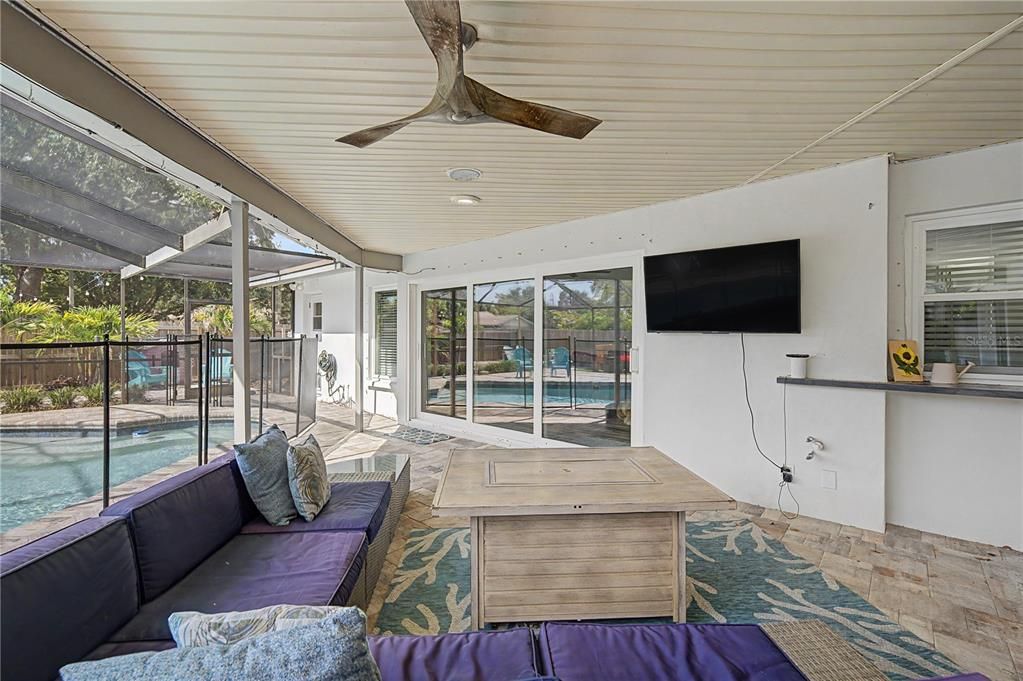 En Venta: $949,900 (5 camas, 3 baños, 2915 Pies cuadrados)