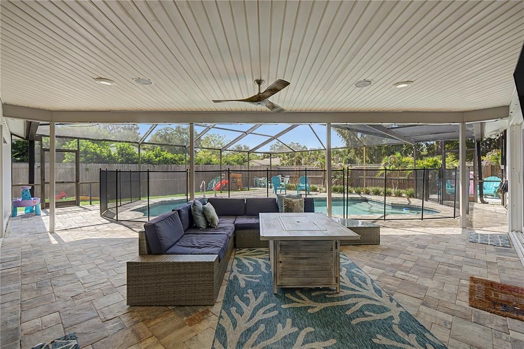 En Venta: $949,900 (5 camas, 3 baños, 2915 Pies cuadrados)