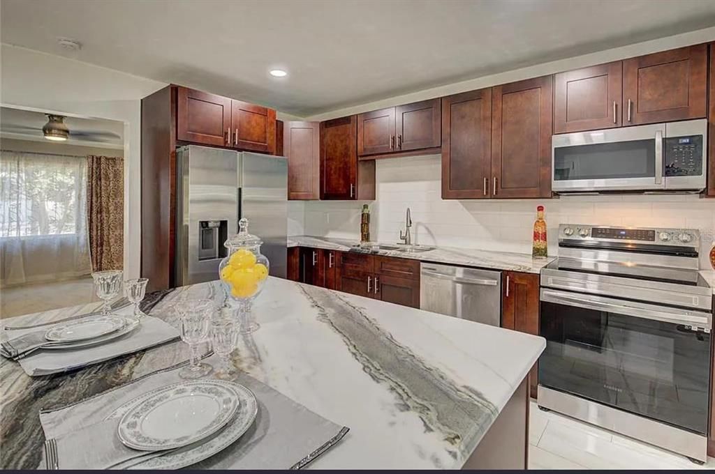 На продажу: $449,900 (4 спален, 2 ванн, 1273 Квадратных фут)