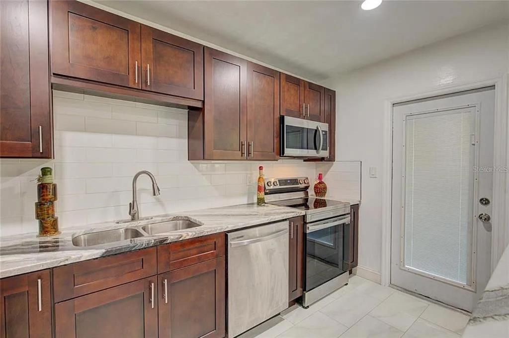 На продажу: $449,900 (4 спален, 2 ванн, 1273 Квадратных фут)