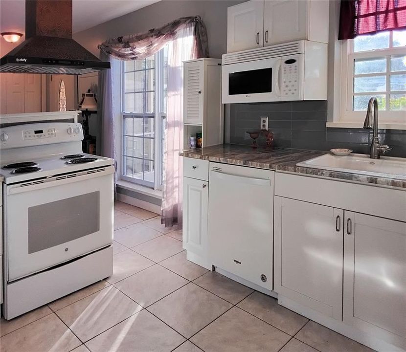 На продажу: $224,999 (2 спален, 1 ванн, 1183 Квадратных фут)