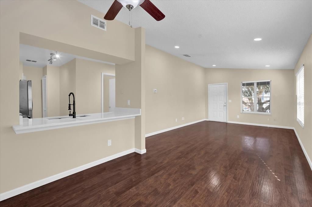 For Rent: $1,599 (2 beds, 2 baths, 912 Square Feet)