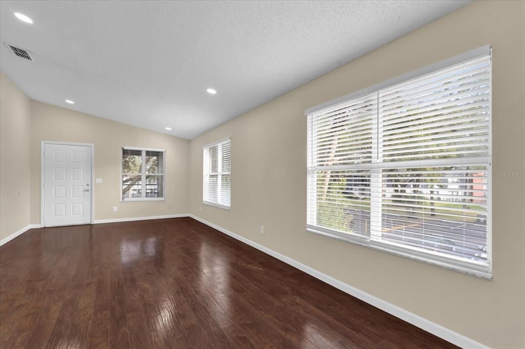 For Rent: $1,599 (2 beds, 2 baths, 912 Square Feet)