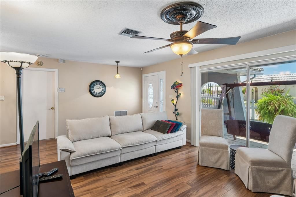 For Sale: $150,000 (2 beds, 2 baths, 930 Square Feet)