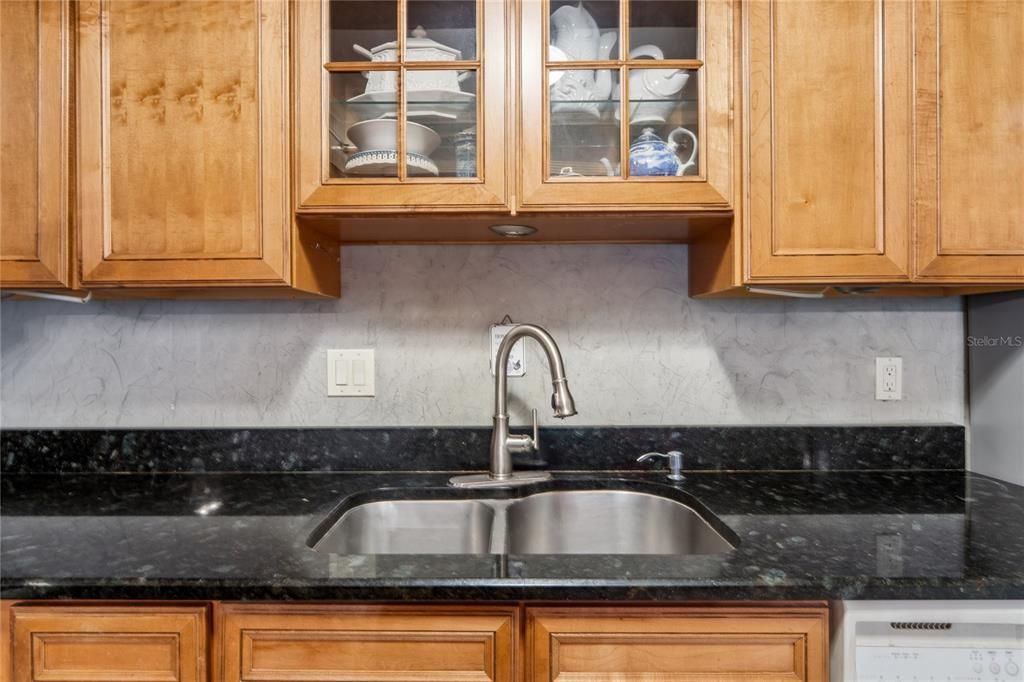 For Sale: $150,000 (2 beds, 2 baths, 930 Square Feet)