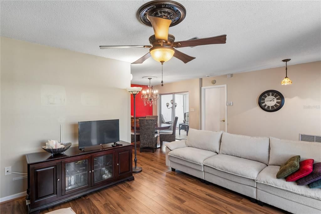 For Sale: $150,000 (2 beds, 2 baths, 930 Square Feet)