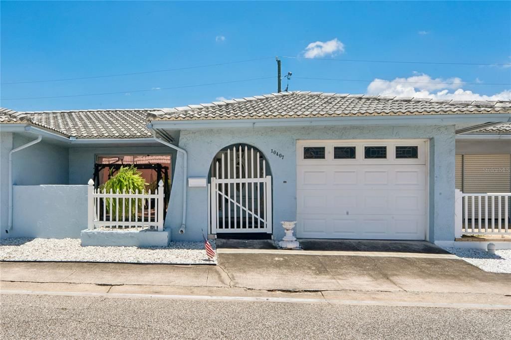 For Sale: $150,000 (2 beds, 2 baths, 930 Square Feet)