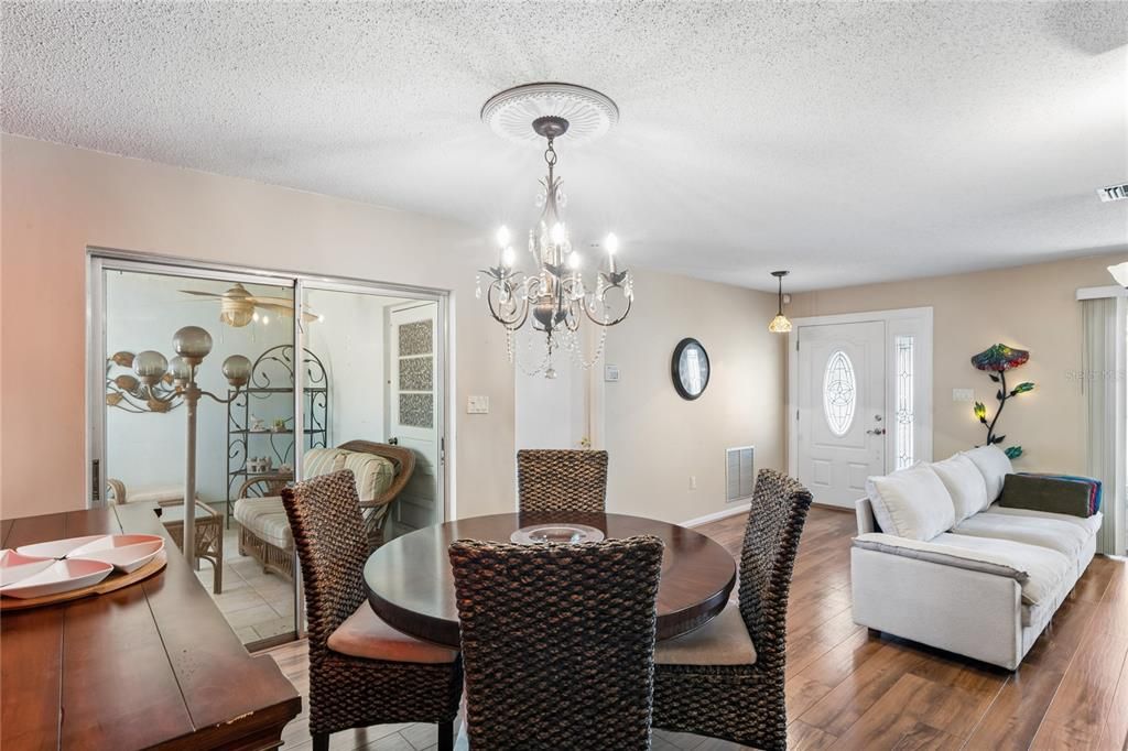 For Sale: $150,000 (2 beds, 2 baths, 930 Square Feet)