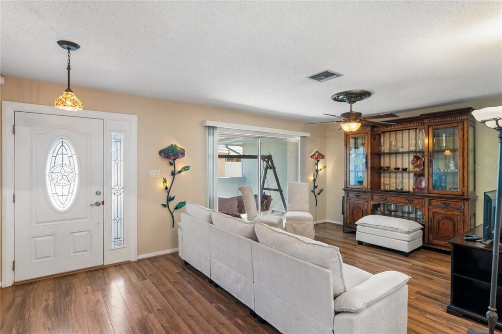 For Sale: $150,000 (2 beds, 2 baths, 930 Square Feet)
