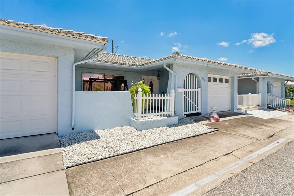 For Sale: $150,000 (2 beds, 2 baths, 930 Square Feet)