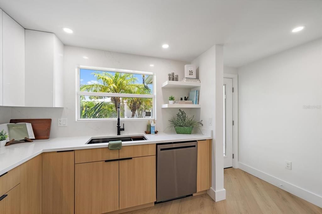 For Sale: $499,000 (2 beds, 2 baths, 1337 Square Feet)