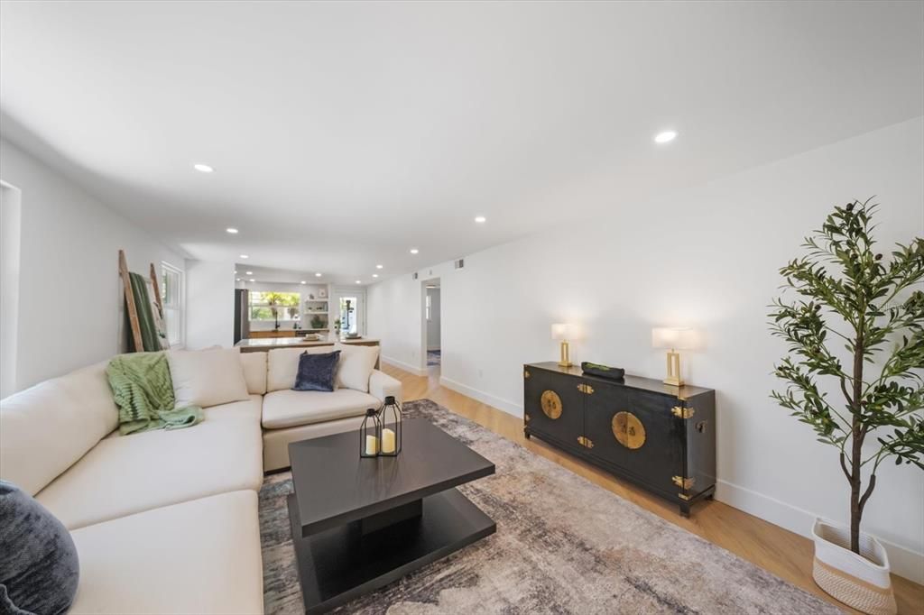 For Sale: $499,000 (2 beds, 2 baths, 1337 Square Feet)
