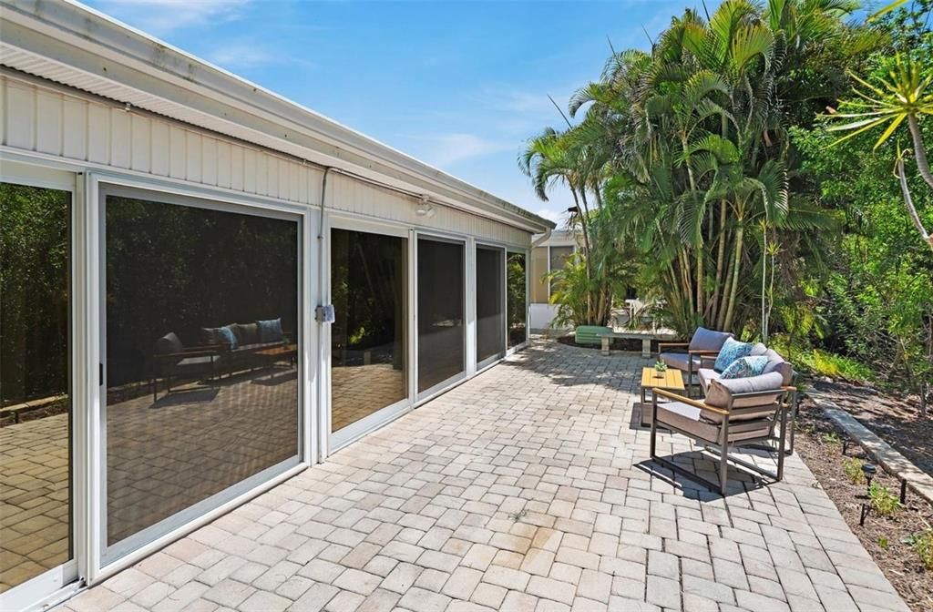 For Sale: $499,000 (2 beds, 2 baths, 1337 Square Feet)
