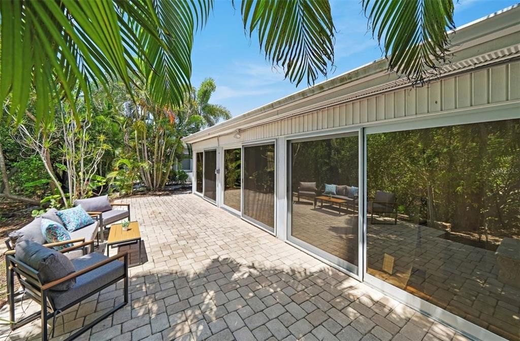 For Sale: $499,000 (2 beds, 2 baths, 1337 Square Feet)