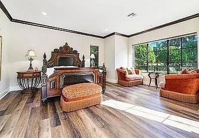 For Sale: $2,790,000 (6 beds, 5 baths, 5320 Square Feet)