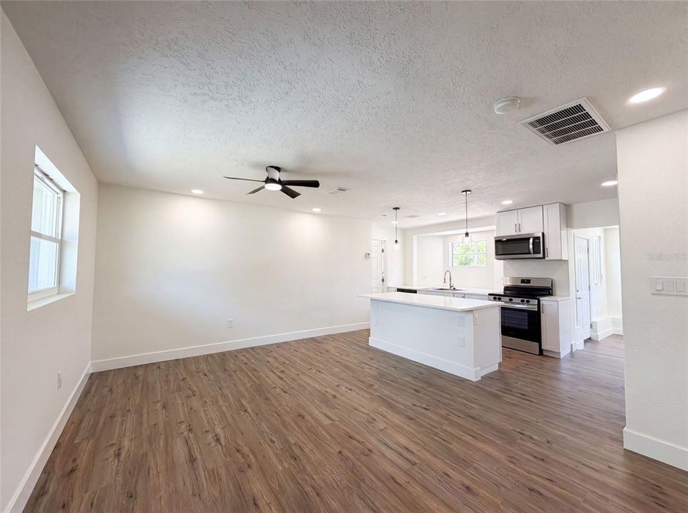En Venta: $301,000 (3 camas, 2 baños, 1097 Pies cuadrados)