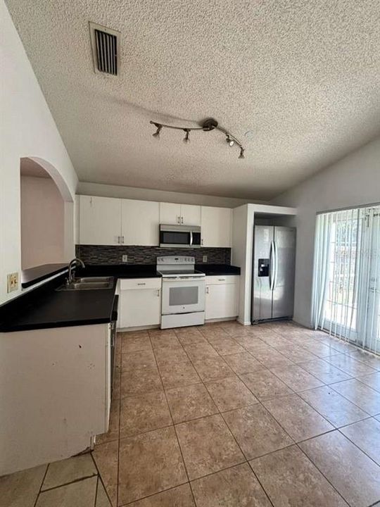 For Rent: $2,500 (3 beds, 2 baths, 1429 Square Feet)