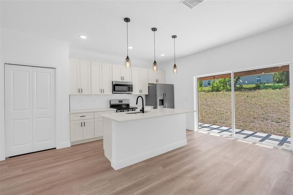 En Venta: $277,000 (4 camas, 2 baños, 1580 Pies cuadrados)
