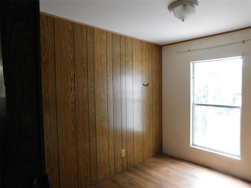 For Sale: $129,000 (2 beds, 1 baths, 824 Square Feet)