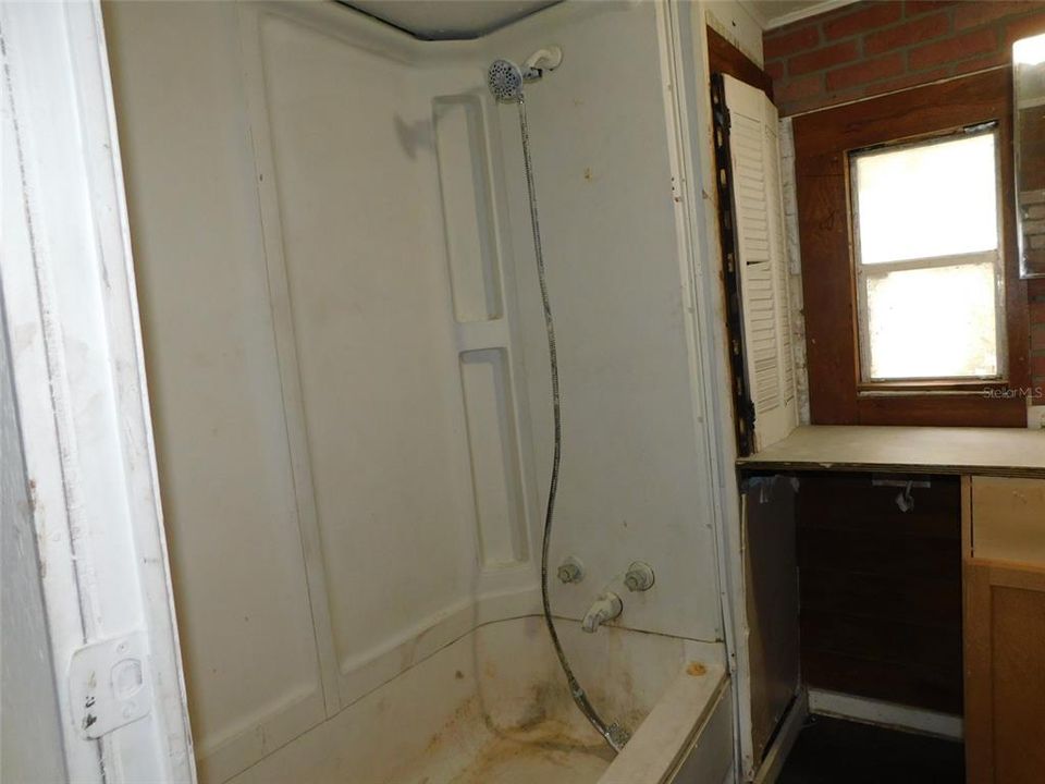 For Sale: $129,000 (2 beds, 1 baths, 824 Square Feet)