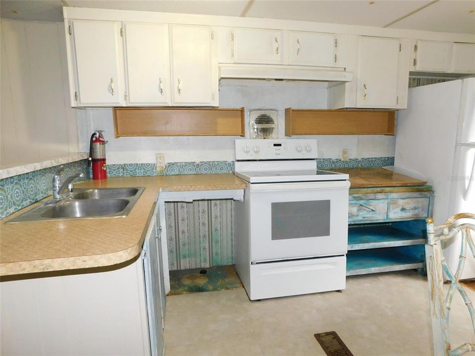 For Sale: $129,000 (2 beds, 1 baths, 824 Square Feet)