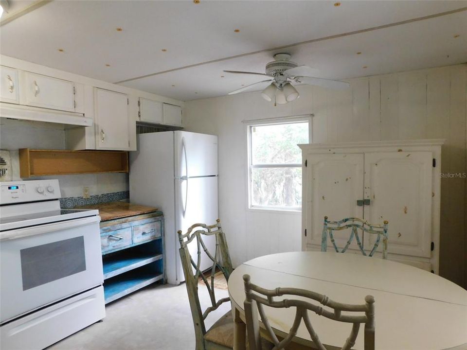 For Sale: $129,000 (2 beds, 1 baths, 824 Square Feet)