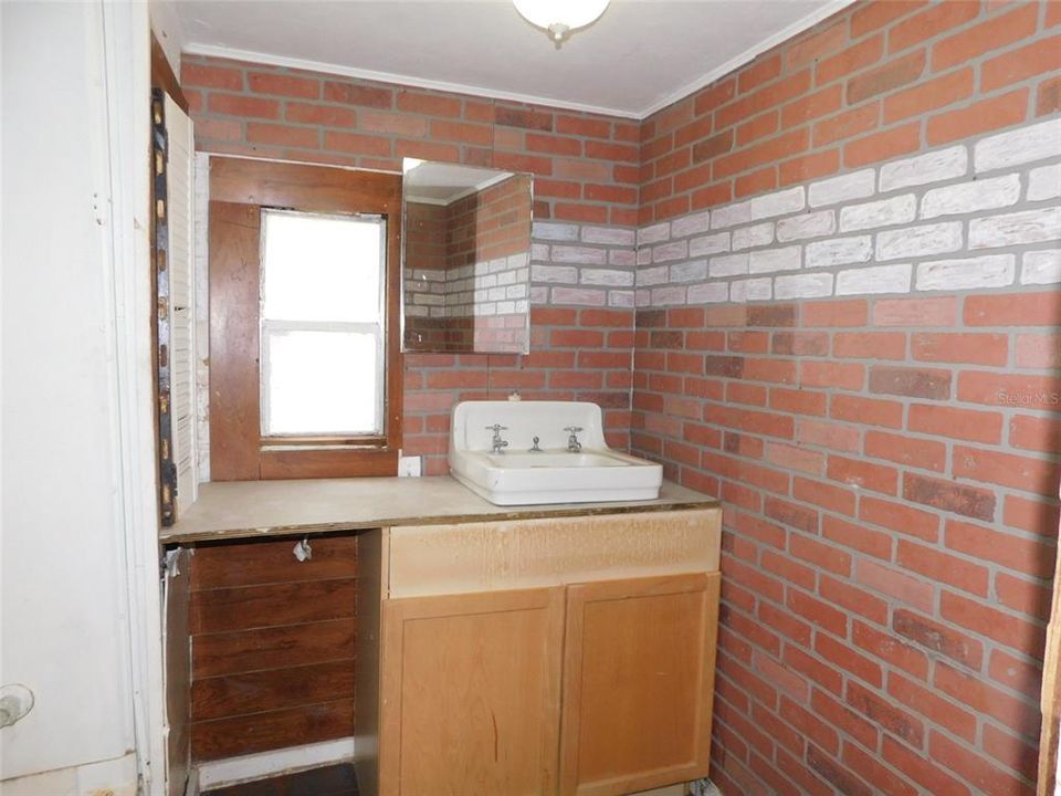 For Sale: $129,000 (2 beds, 1 baths, 824 Square Feet)
