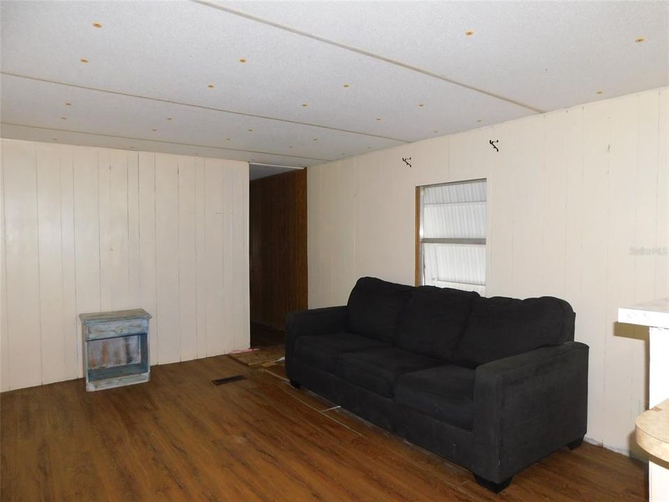 For Sale: $129,000 (2 beds, 1 baths, 824 Square Feet)