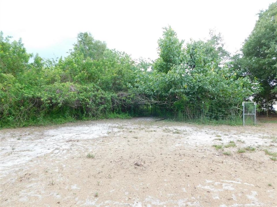 For Sale: $129,000 (2 beds, 1 baths, 824 Square Feet)