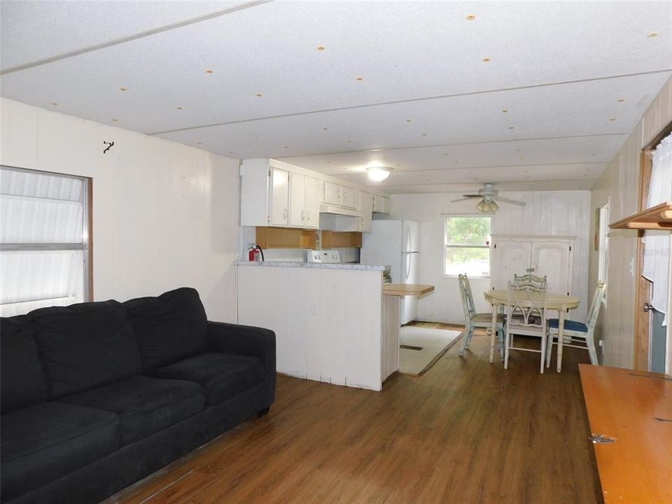 For Sale: $129,000 (2 beds, 1 baths, 824 Square Feet)