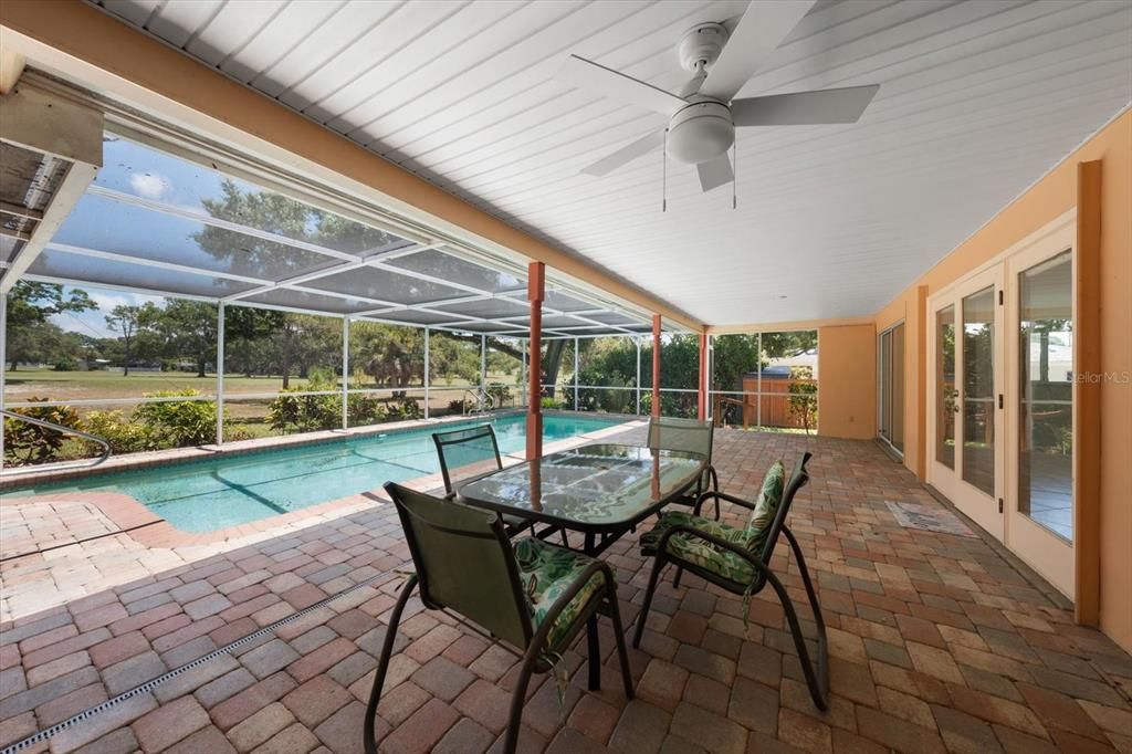 En Venta: $839,000 (4 camas, 3 baños, 2074 Pies cuadrados)