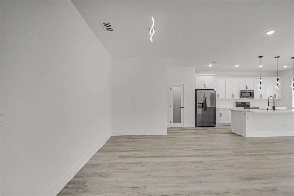 На продажу: $415,000 (4 спален, 2 ванн, 1755 Квадратных фут)