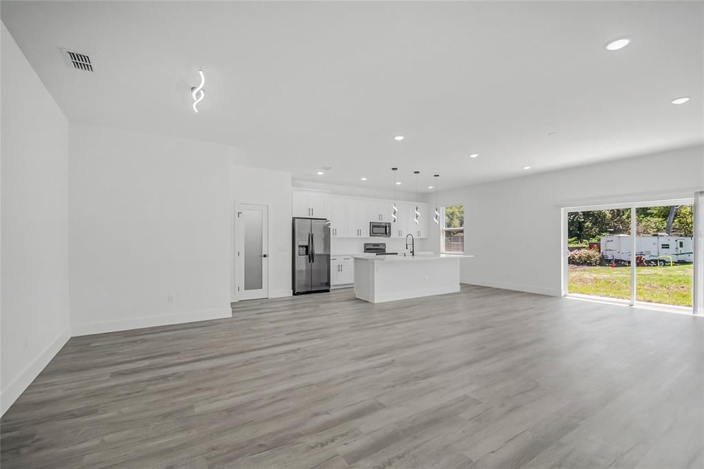 На продажу: $415,000 (4 спален, 2 ванн, 1755 Квадратных фут)