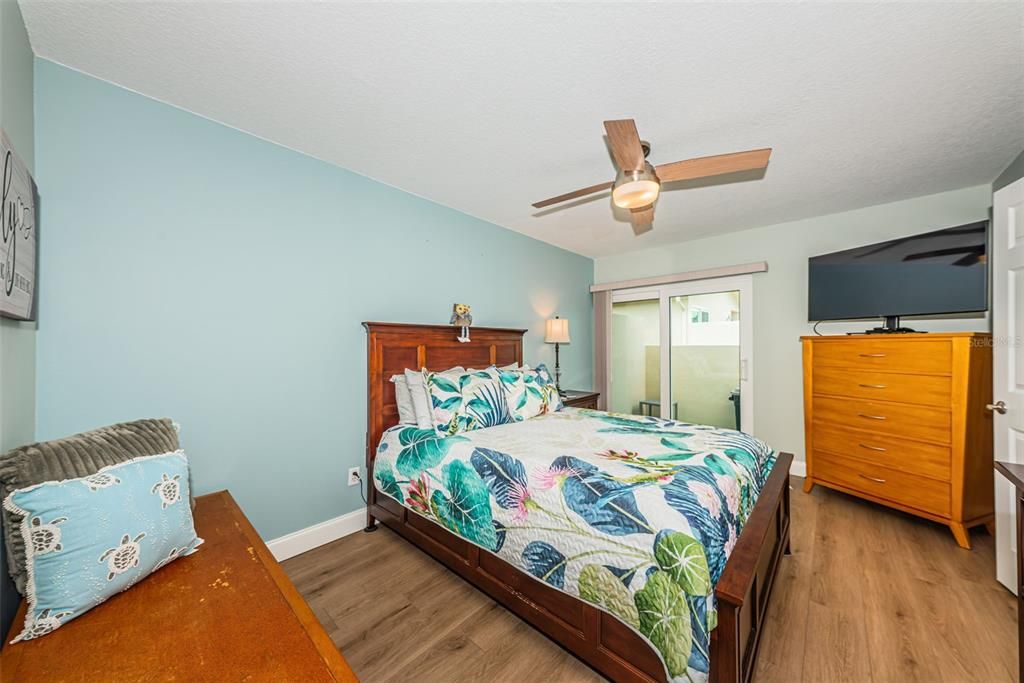 For Sale: $220,000 (1 beds, 1 baths, 814 Square Feet)