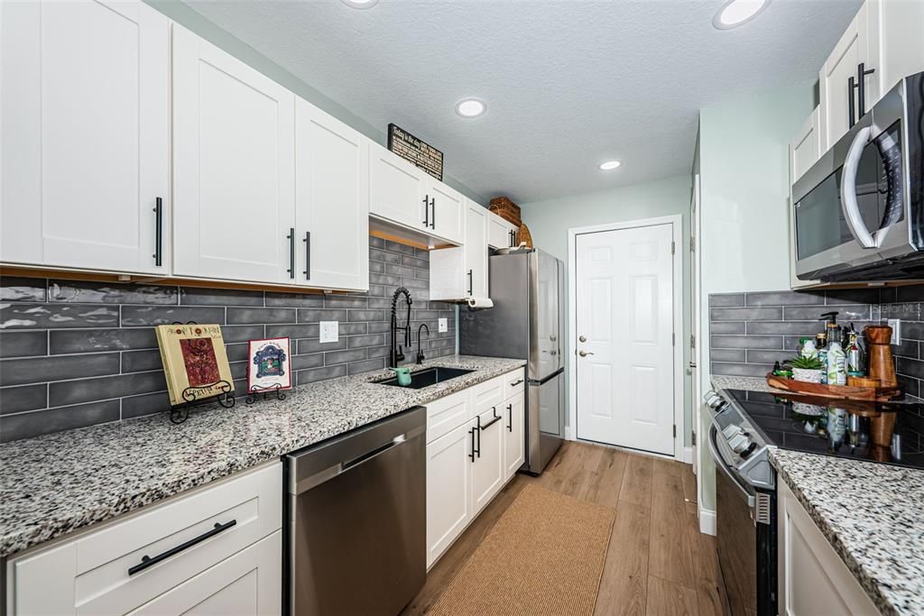 For Sale: $220,000 (1 beds, 1 baths, 814 Square Feet)