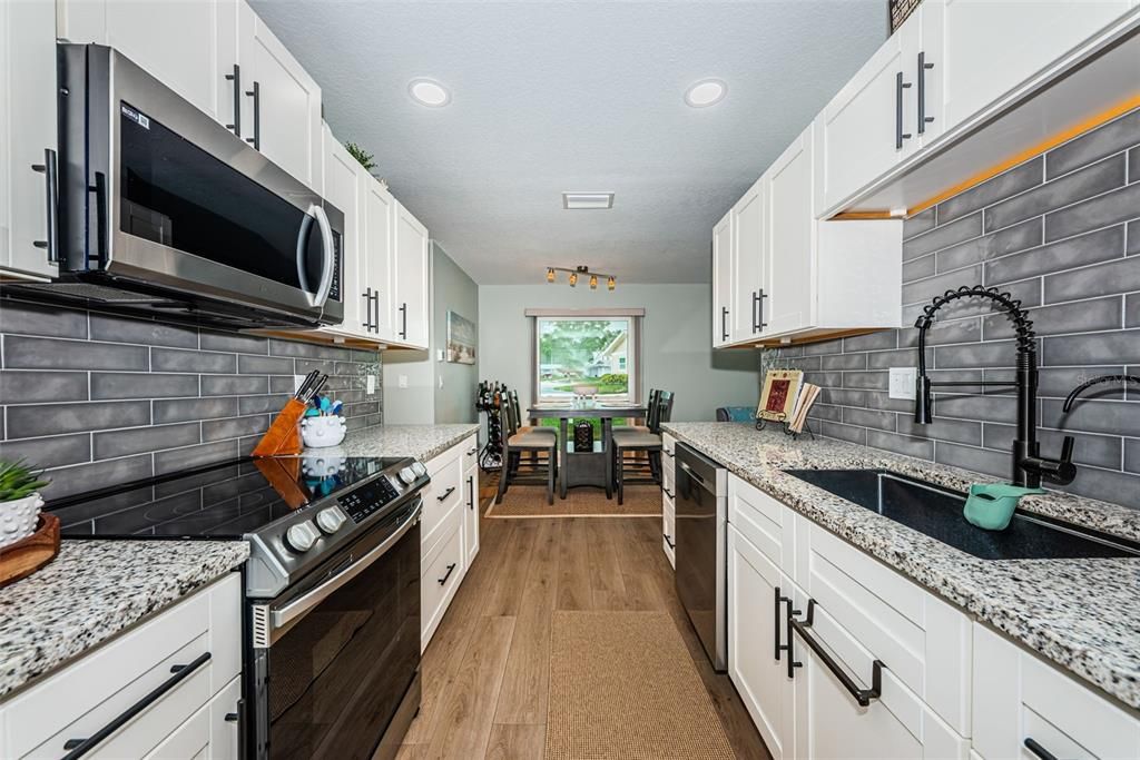 For Sale: $220,000 (1 beds, 1 baths, 814 Square Feet)