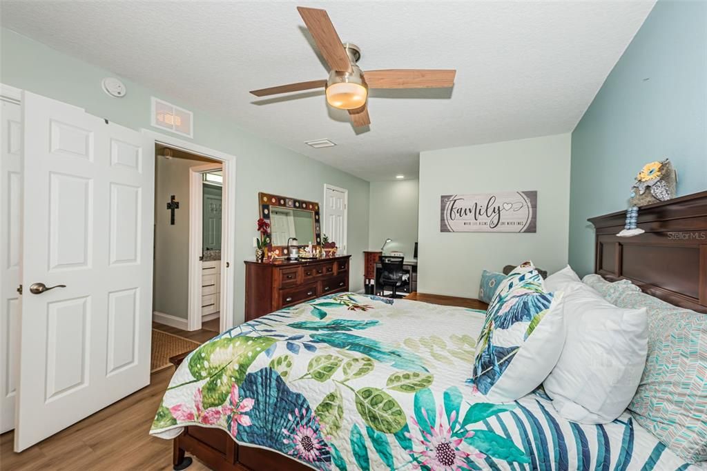 For Sale: $220,000 (1 beds, 1 baths, 814 Square Feet)