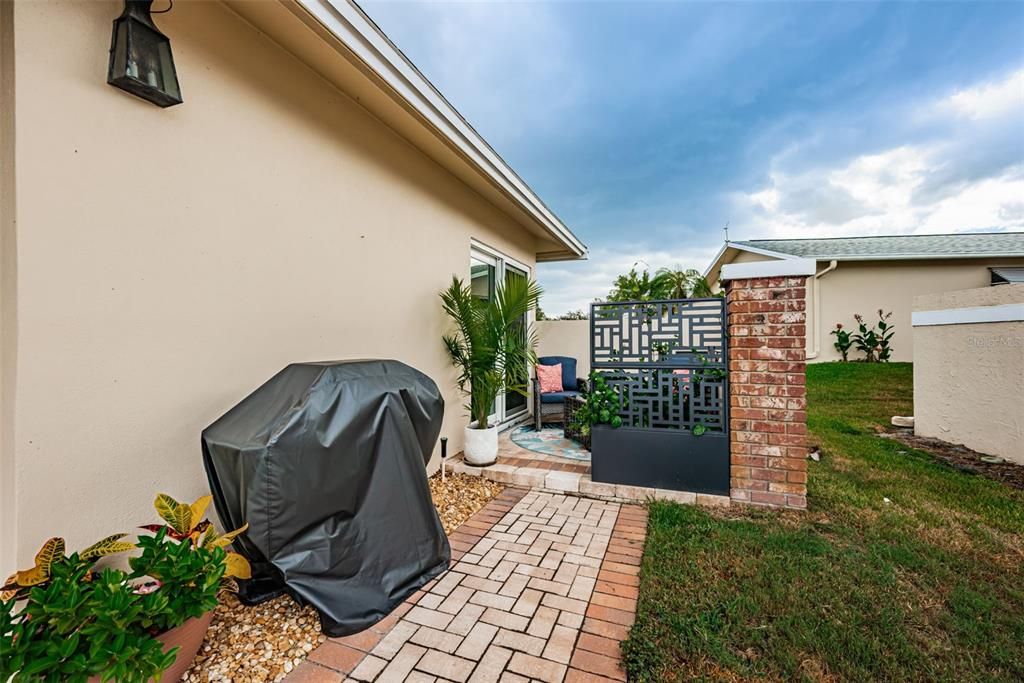 For Sale: $220,000 (1 beds, 1 baths, 814 Square Feet)