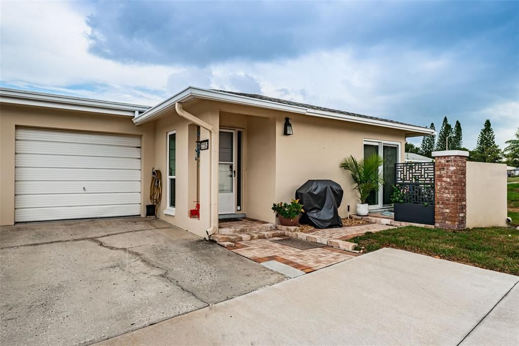 For Sale: $220,000 (1 beds, 1 baths, 814 Square Feet)
