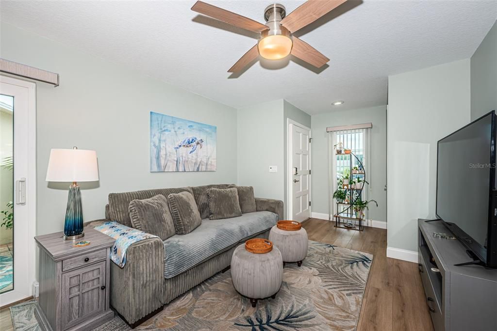For Sale: $220,000 (1 beds, 1 baths, 814 Square Feet)