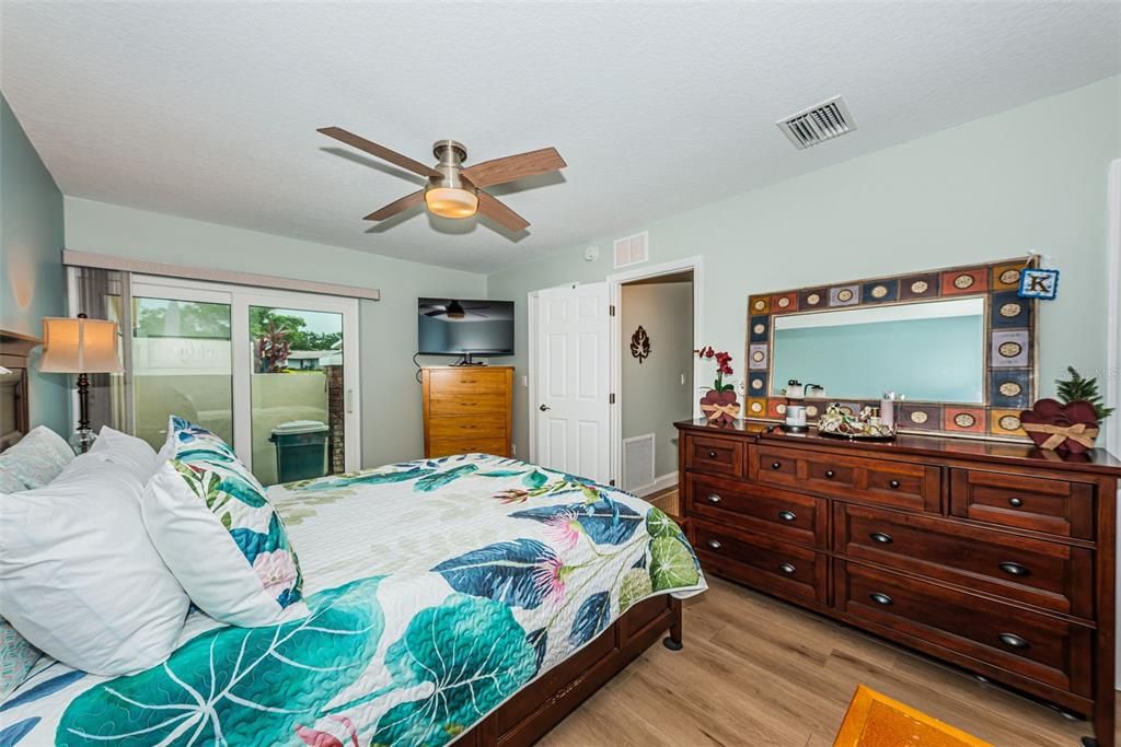 For Sale: $220,000 (1 beds, 1 baths, 814 Square Feet)