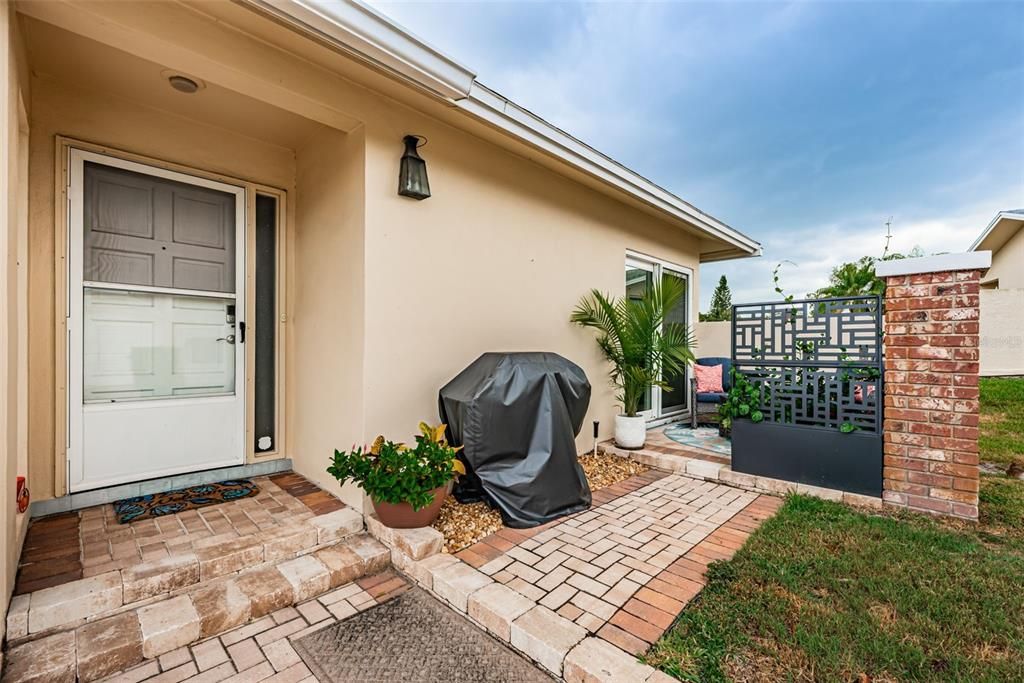 For Sale: $220,000 (1 beds, 1 baths, 814 Square Feet)