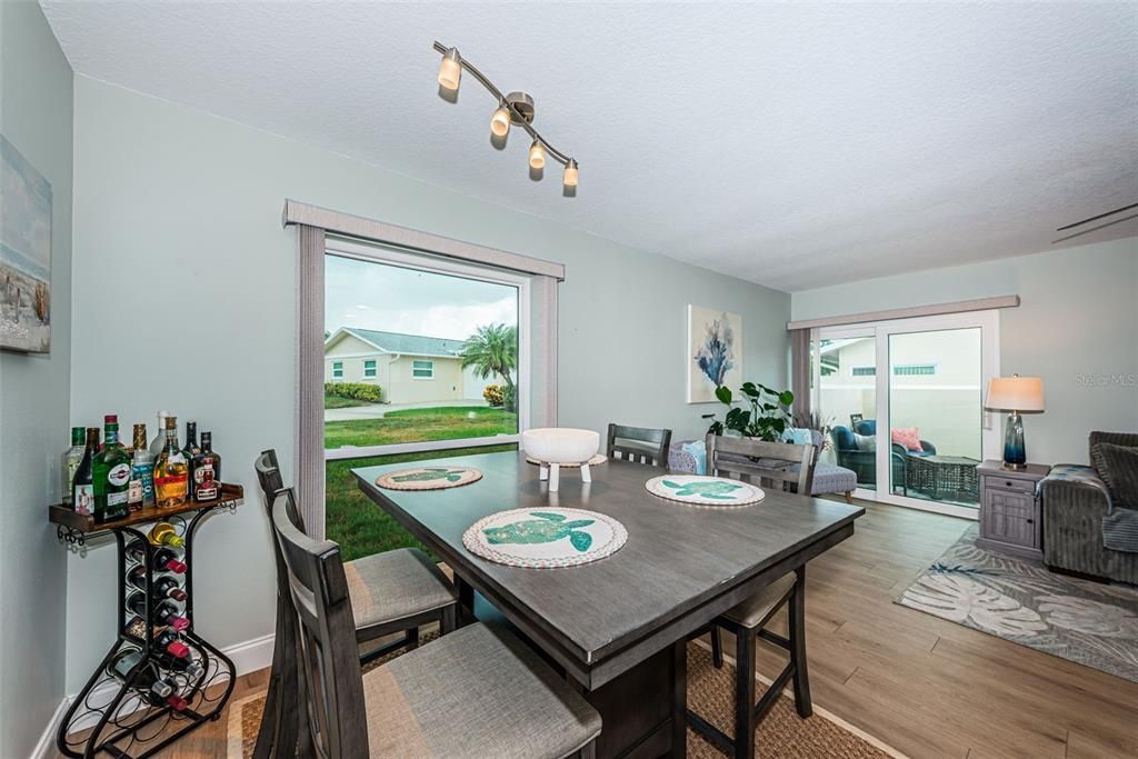 For Sale: $220,000 (1 beds, 1 baths, 814 Square Feet)