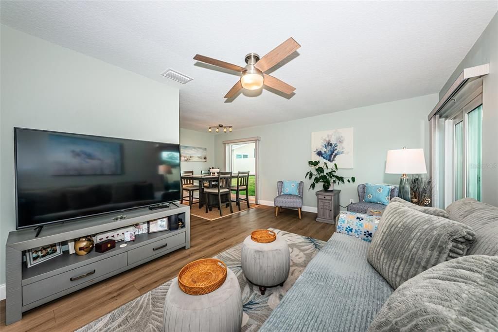 For Sale: $220,000 (1 beds, 1 baths, 814 Square Feet)