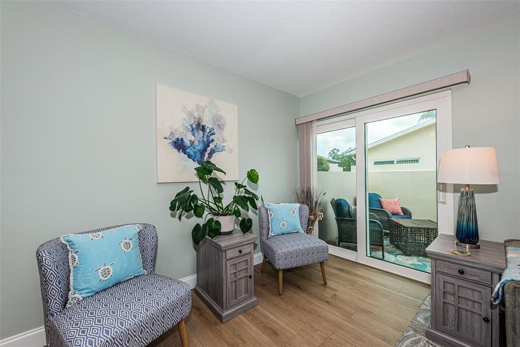 For Sale: $220,000 (1 beds, 1 baths, 814 Square Feet)