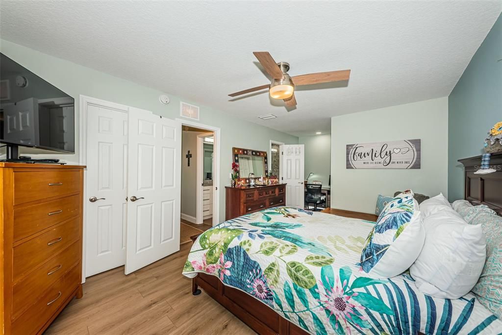 For Sale: $220,000 (1 beds, 1 baths, 814 Square Feet)