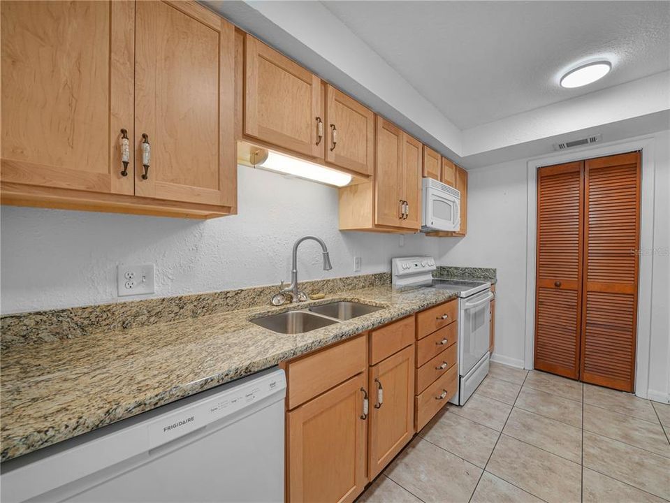 На продажу: $147,500 (2 спален, 2 ванн, 1120 Квадратных фут)