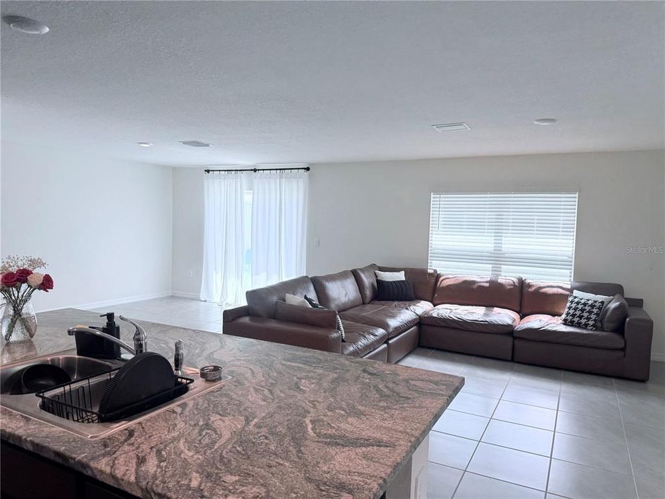 En Renta: $2,500 (4 camas, 2 baños, 2325 Pies cuadrados)