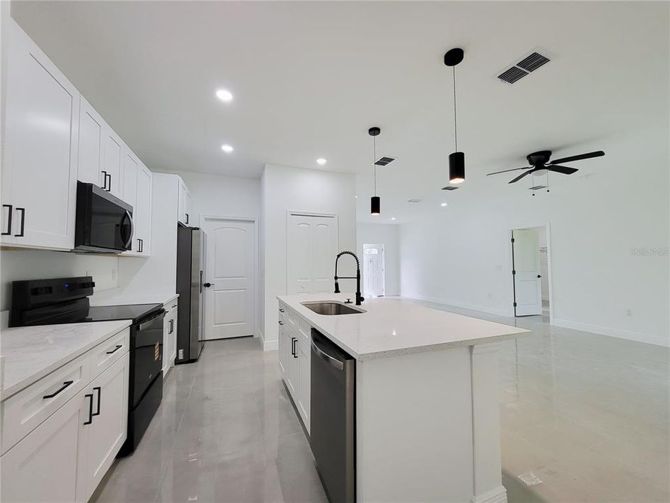 На продажу: $374,999 (3 спален, 2 ванн, 2270 Квадратных фут)