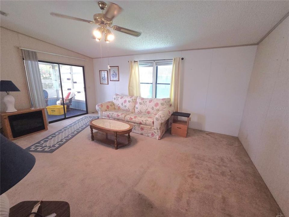 For Sale: $132,900 (2 beds, 2 baths, 1040 Square Feet)